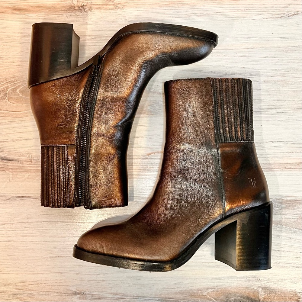 Frye Pia Chelsea Short Boot in Bronze Metallic